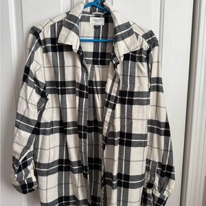 AE Women’s Black and White Flannel